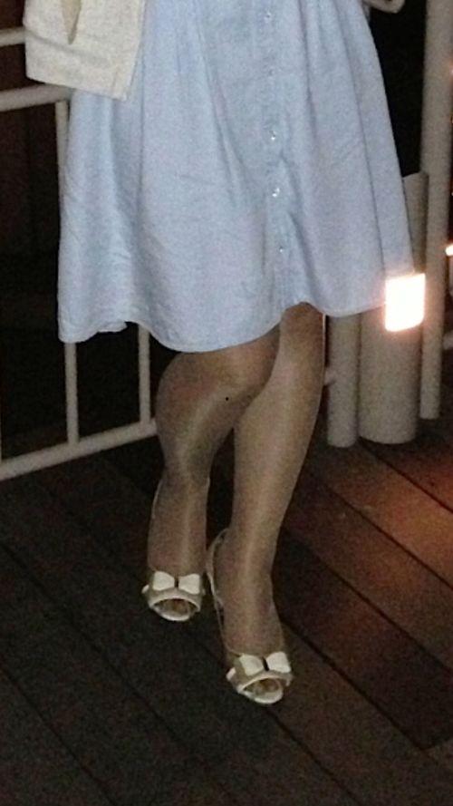 穿着丝袜和女朋友,与女朋友共度浪漫时光