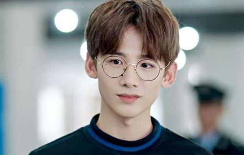 戴眼镜爆料娱乐圈的人有哪些,娱乐圈揭秘，明星隐私大曝光